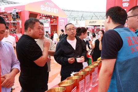 庭香火锅麻酱携免加伴侣装亮相2025重庆火博会PG电子麻将胡了2模拟器革新传统蘸